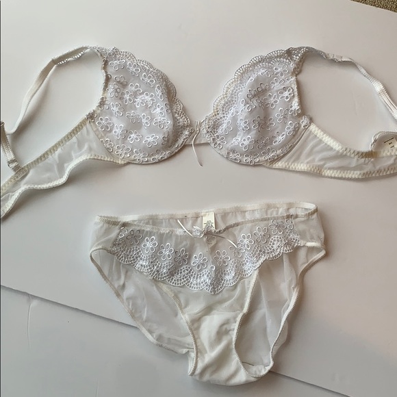 White bra and underwear set. - Picture 1 of 6